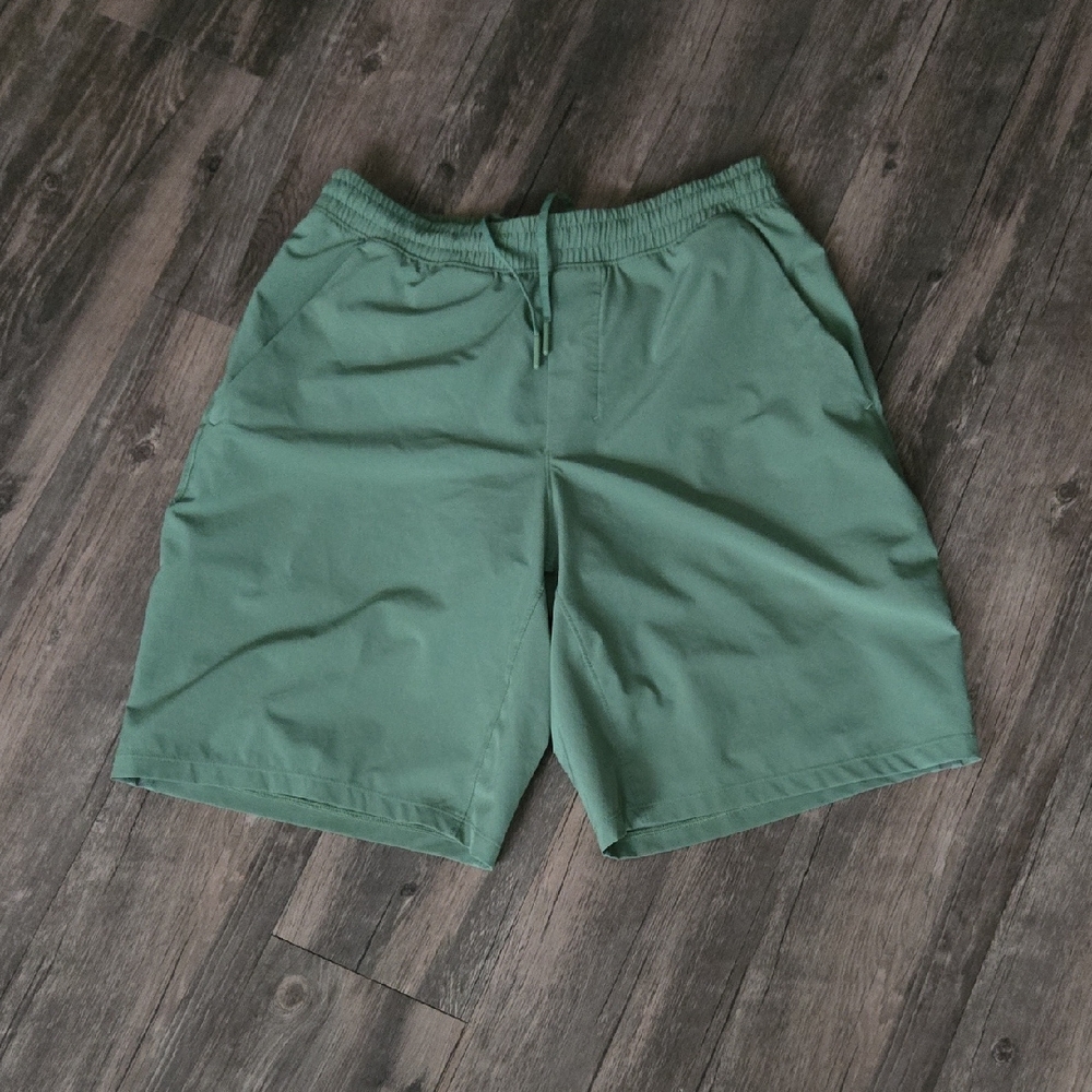 Lululemon Men's Pace Breaker Lined 9" sz MED shorts EUC